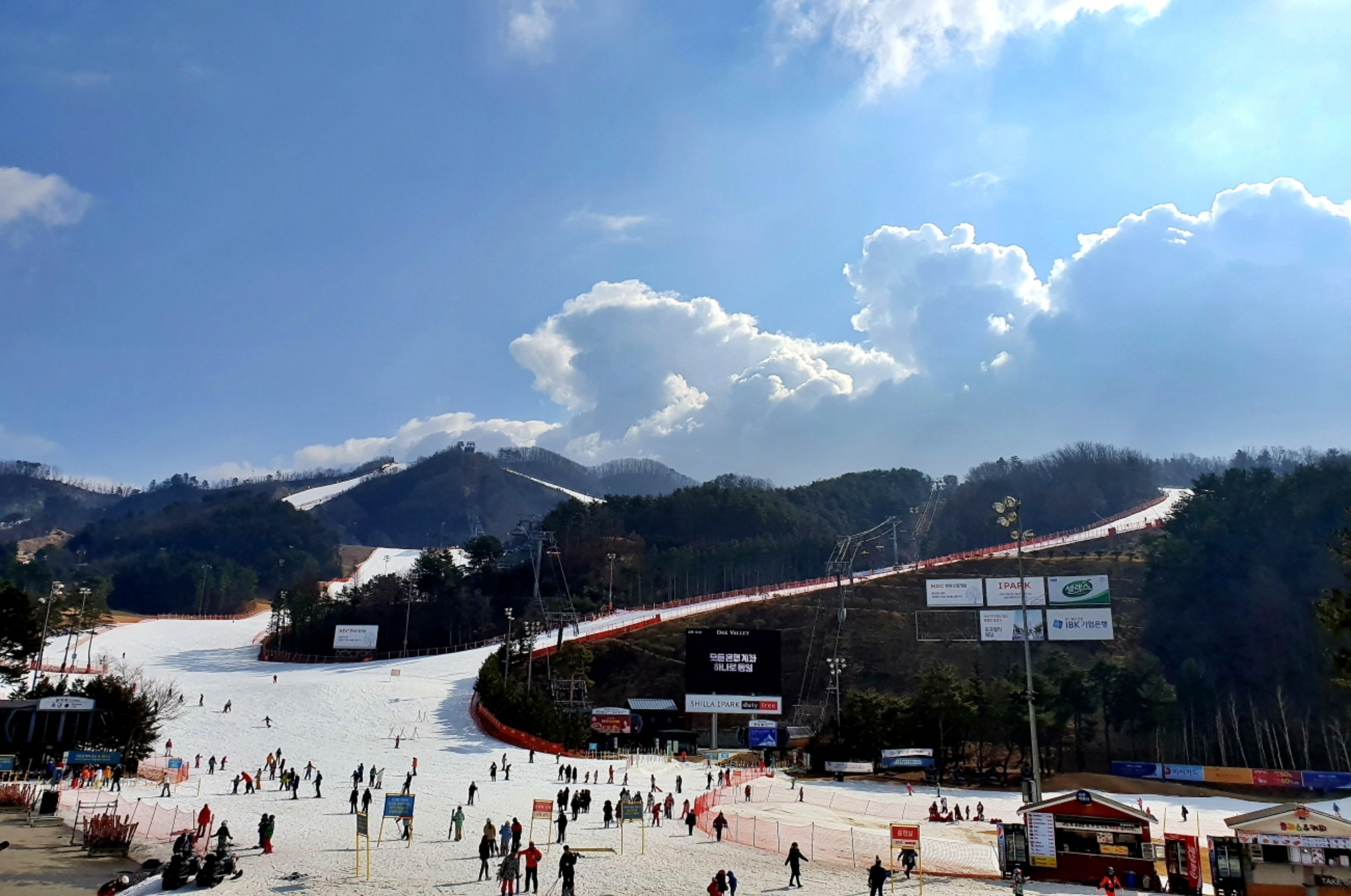 耀眼陽光下活力四射的滑雪勝地 耀眼陽光下活力四射的滑雪勝地