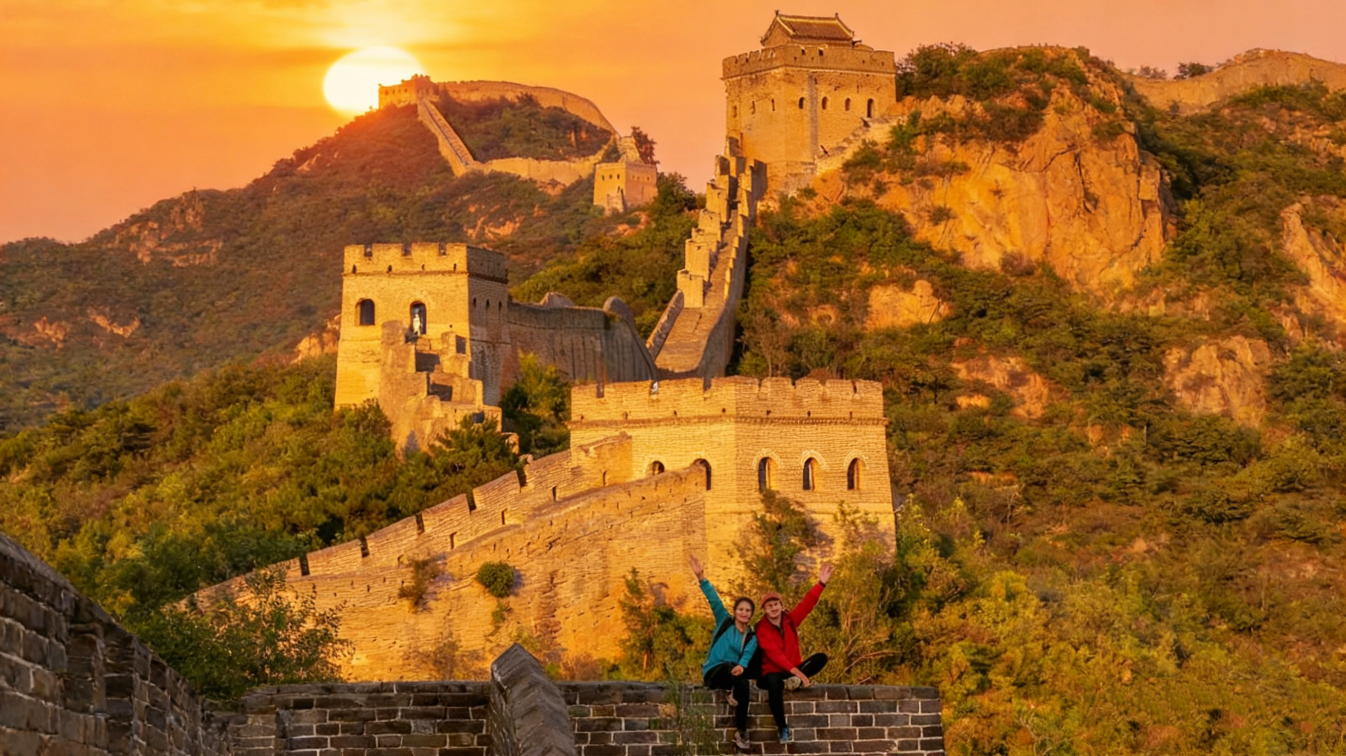 抵達後，踏上金山嶺長城——這是一處人潮稀少、保存完好的瑰寶，更是登山愛好者的夢想之地。長城歷史可追溯至明朝，後由傳奇將軍戚繼光重建，此段長城點綴著超過 100 座古老烽火台。