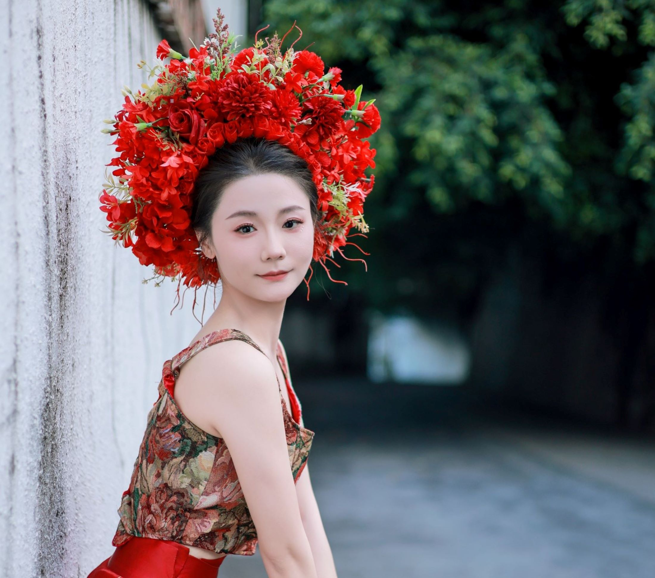 化妝師簪花技藝嫻熟,盤出的花又大又圓,花量豐富,還會根據顧客所選衣服搭配花色,讓每位顧客的簪花造型都獨一無二 化妝師簪花技藝嫻熟,盤出的花又大又圓,花量豐富,還會根據顧客所選衣服搭配花色,讓每位顧客的簪花造型都獨一無二