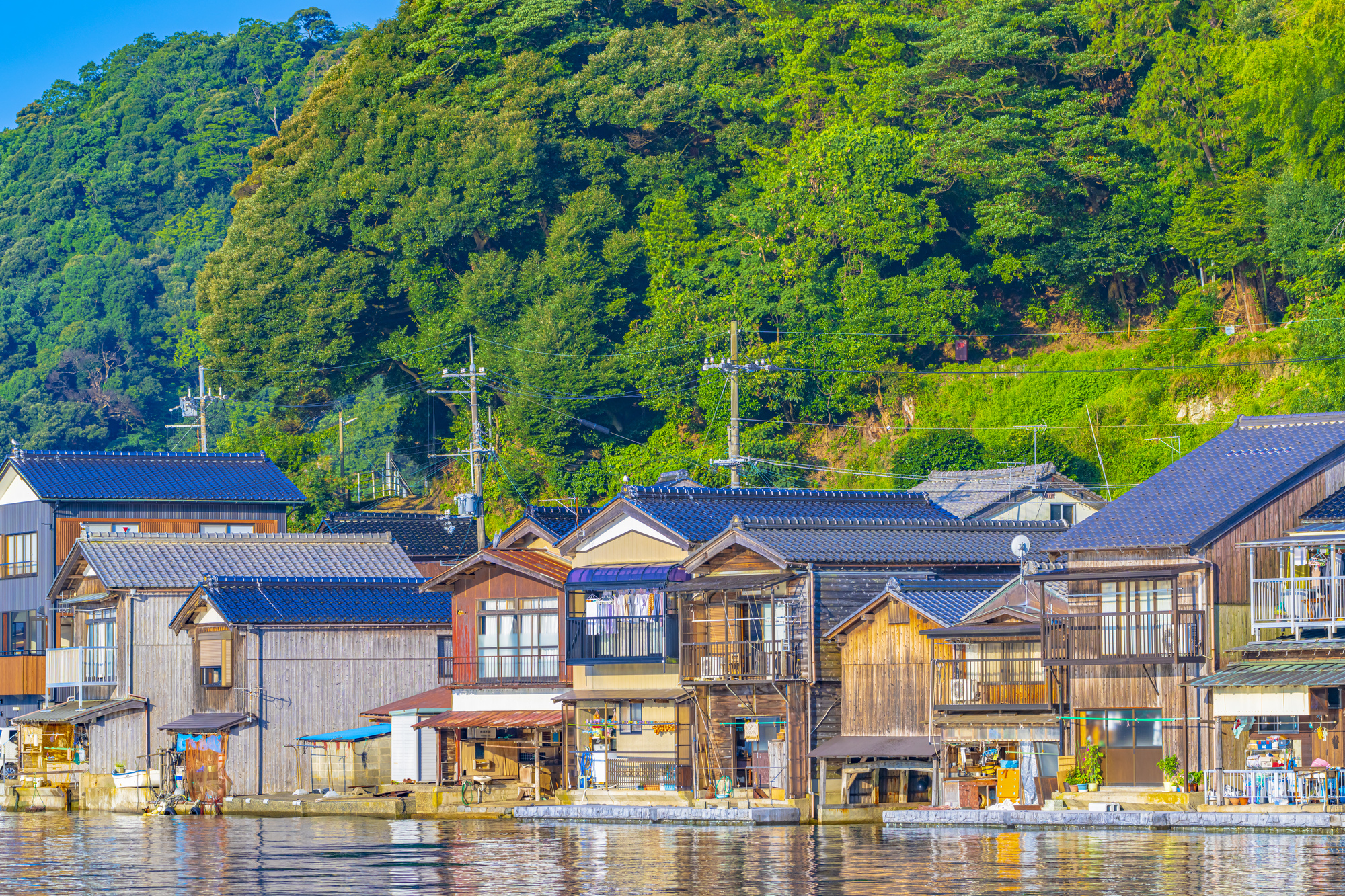 漫步於伊根灣畔，可以感受濃厚的漁村氣息與緩慢悠閒的生活節奏。清晨漁船出海、傍晚夕陽映照海面，景色純樸而動人。遊客也可搭乘觀光船從海上欣賞整片舟屋群，從不同角度體會這座「海上京都」的魅力與歷史風情。