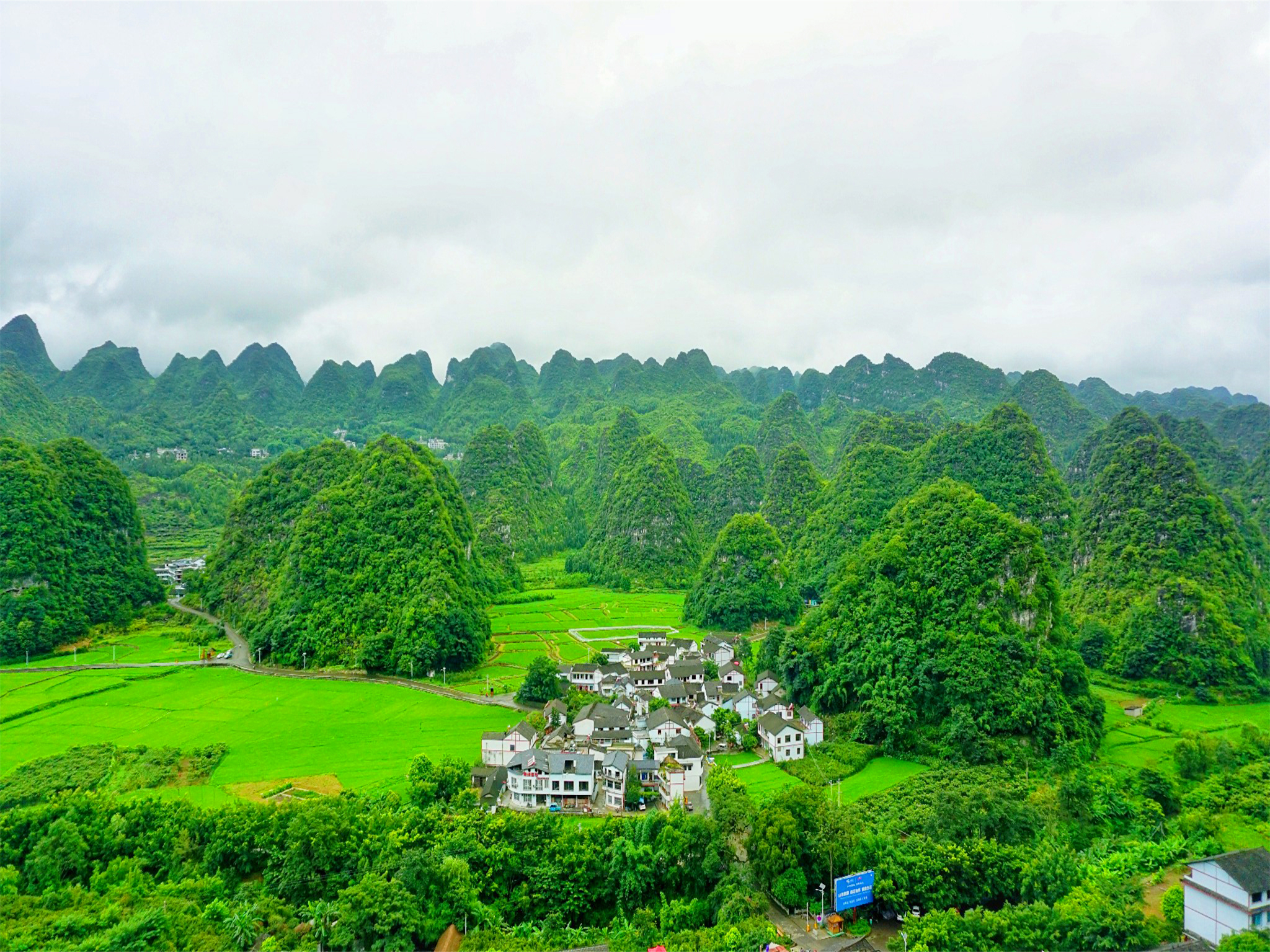 Guizhou Ink-Wash Ten Thousand Peaks 6-Day Tour (Miao Village CW Travel Photography + Intangible Cultural Heritage Batik Experience + Ancient Papermaking Experience)