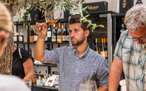 細細品嚐美味樣品,感受其濃郁的質地和令人愉悅的尾韻 細細品嚐美味樣品,感受其濃郁的質地和令人愉悅的尾韻