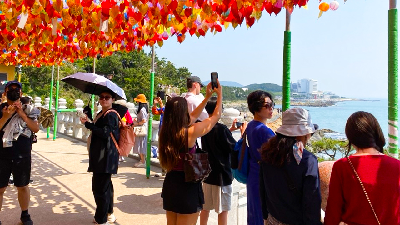 海東龍宮寺 - 青沙浦天空步道 (墊腳石觀景台) - 午餐時間 - 青沙浦自由活動 - 海雲臺藍線公園，青沙浦站 - 聯合國紀念公墓 - 甘川洞文化村 - 南浦洞，札嘎其市場 (下車地點)