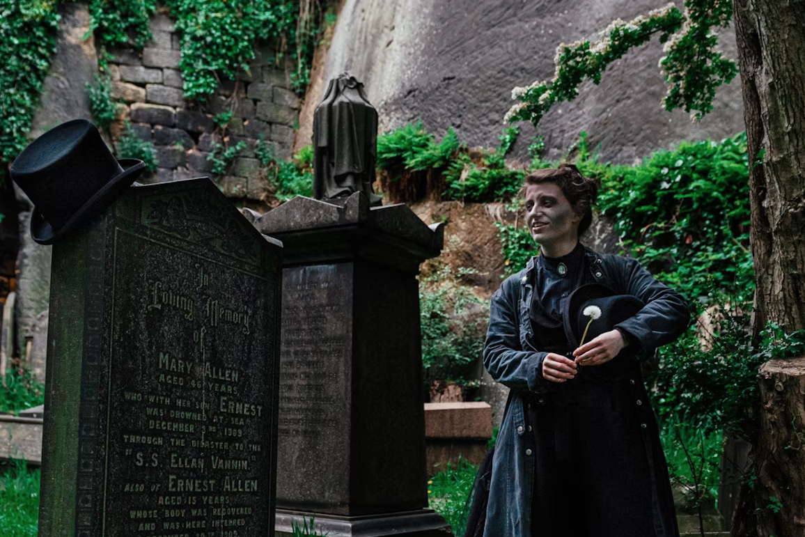 Secret Garden Cemetery Shivers Tour in Liverpool