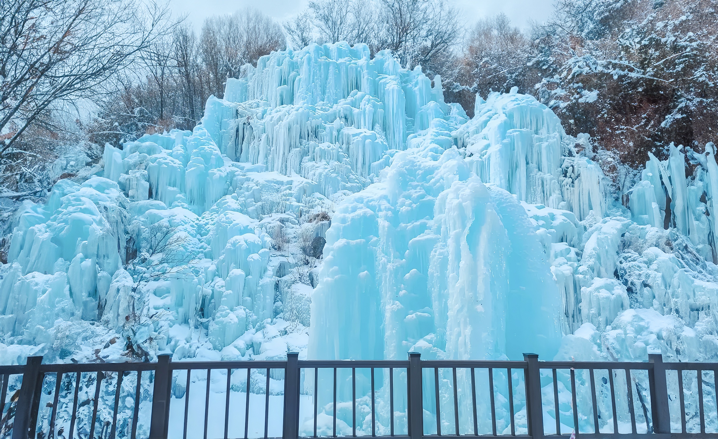 Eobi冰谷是位於韓國江原道麟蹄郡的一個天然山谷。 Eobi冰谷是位於韓國江原道麟蹄郡的一個天然山谷。