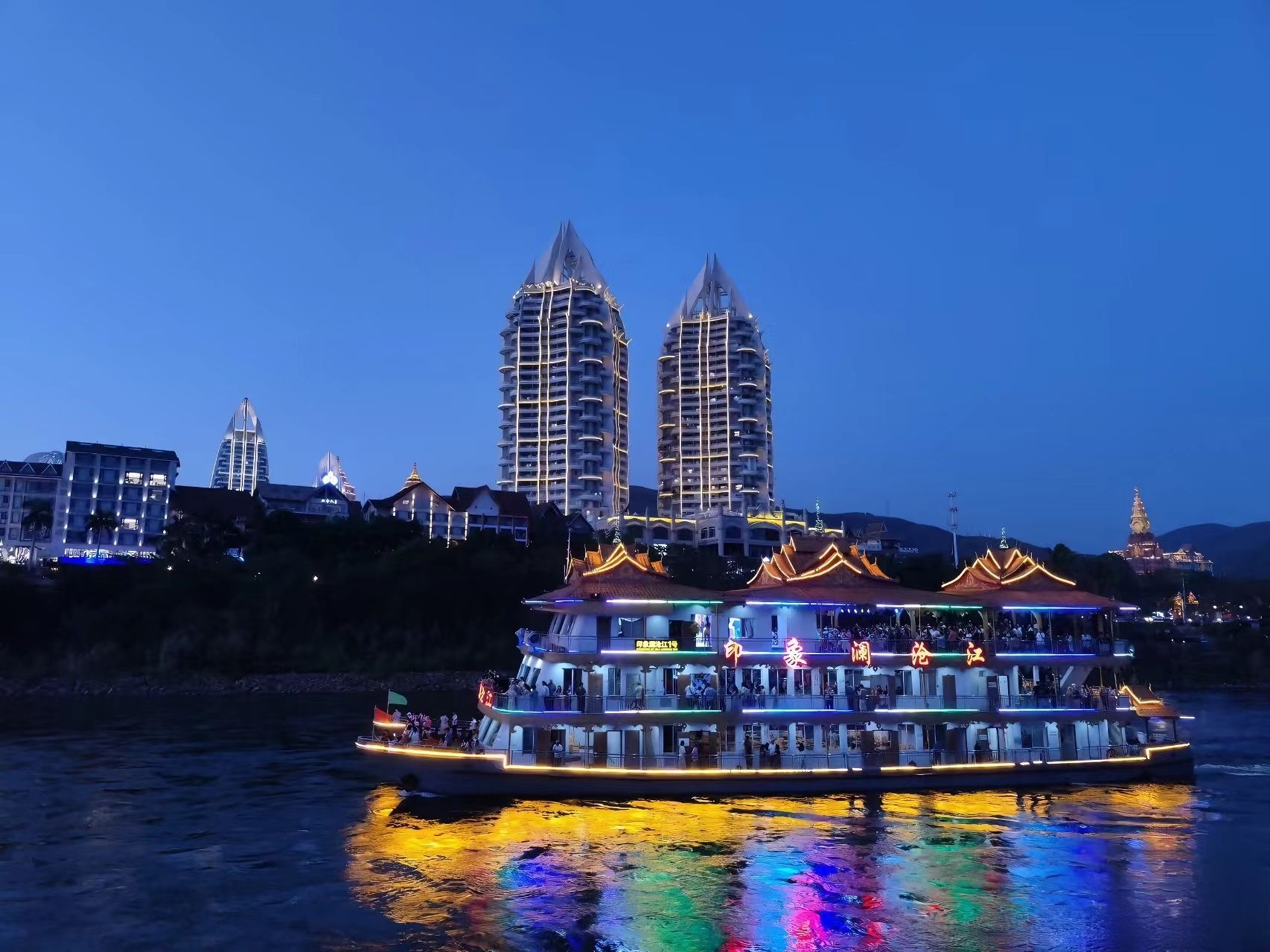 核心演藝區:配備專業舞臺與 700 人觀眾席,音響燈光設備齊全,部分高端遊船增設; 4 層露天觀景臺,供遊客拍攝打卡 核心演藝區:配備專業舞臺與 700 人觀眾席,音響燈光設備齊全,部分高端遊船增設; 4 層露天觀景臺,供遊客拍攝打卡