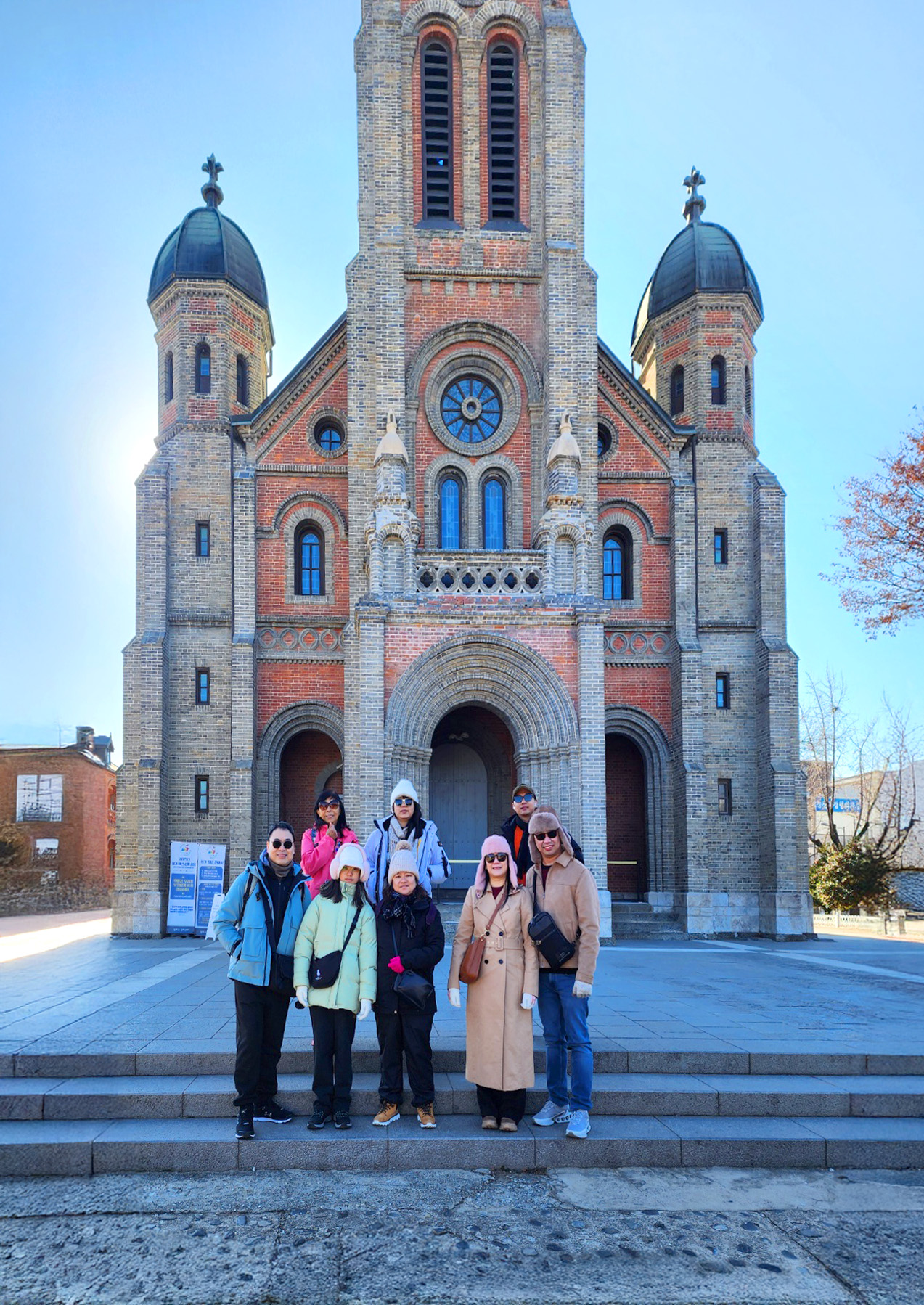 全州殿洞聖堂是一座歷史地標，以其美麗的羅馬式建築而聞名。