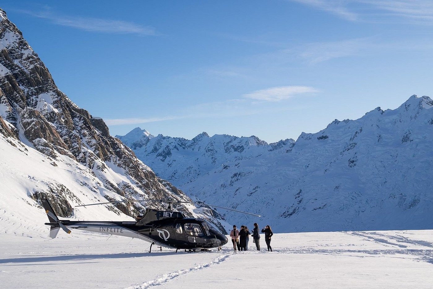 在崎嶇的地形上漂流，古老的冰川在遠處的山峰下雕刻出壯麗的冰谷。