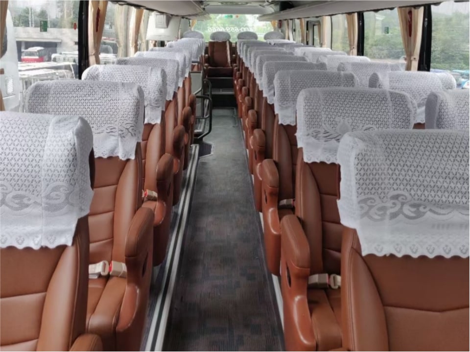 2+1 大巴車：是高端旅遊商務車型，採用一側 2 座、一側 1 座的 3 列布局，又稱 “陸地頭等艙”。相比傳統 2+2 大巴，座位更少，乘坐更舒適。