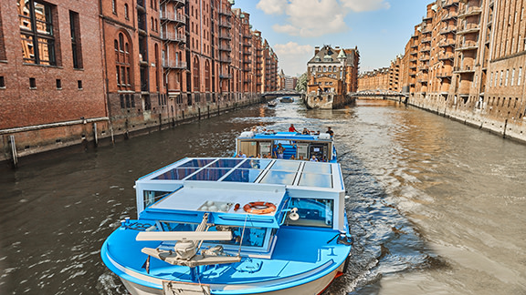 搭船巡遊漢堡 (Hamburg) 歷史悠久的倉庫城運河,並欣賞其紅磚建築的迷人魅力 搭船巡遊漢堡 (Hamburg) 歷史悠久的倉庫城運河,並欣賞其紅磚建築的迷人魅力