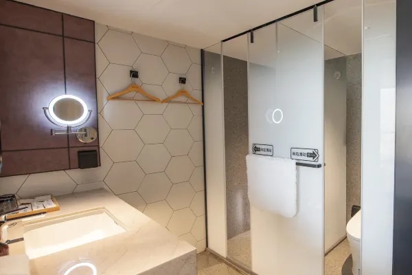 Hotel room bathing area display map