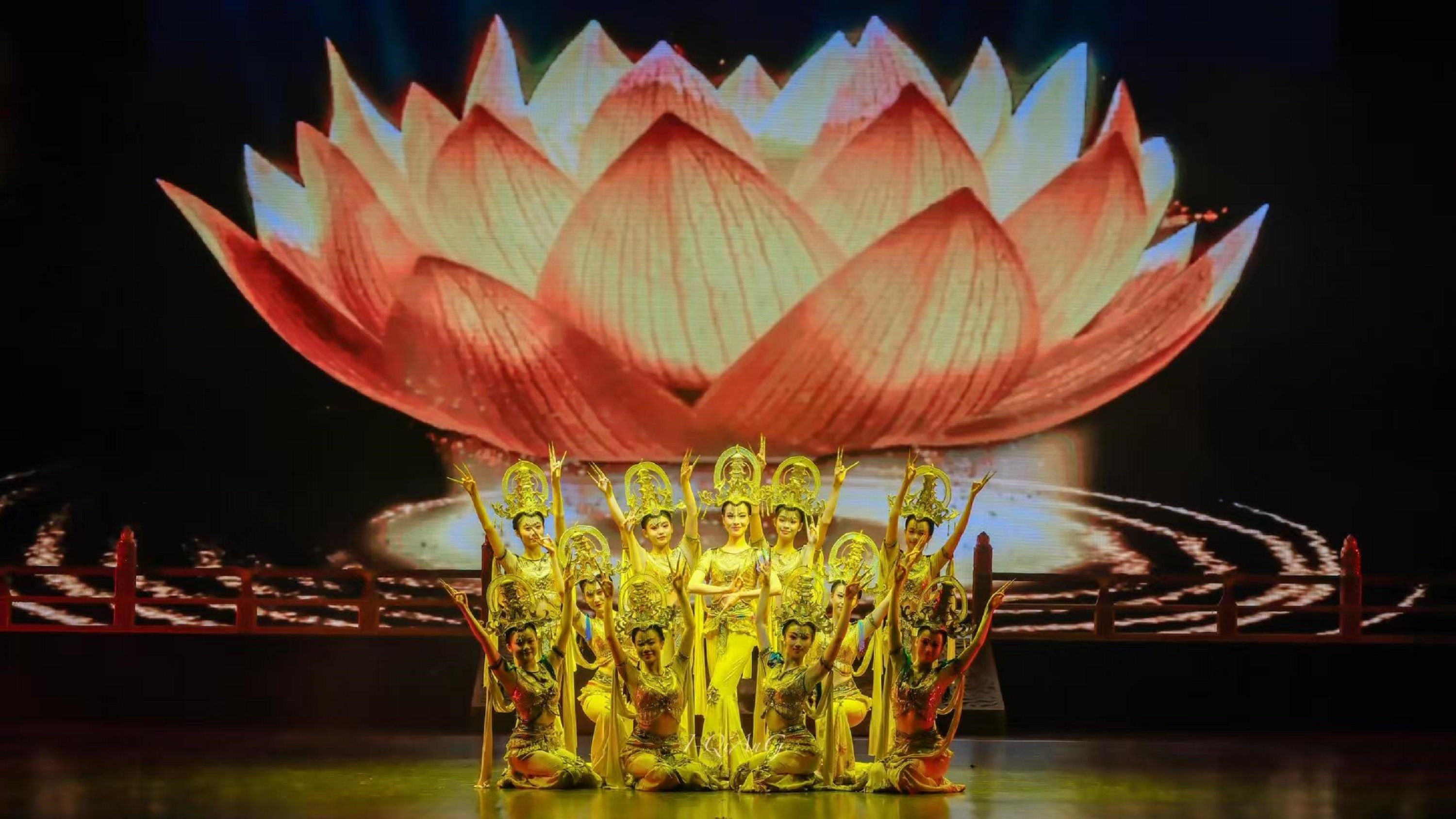 《仿唐樂舞》莖萃歷代歌舞所長,集詩、詞、歌、賦予吹奏彈唱,融鍾、鼓、琴、瑟於輕歌曼舞,兼收西域絲綢之路沿線眾多少數民族及國外文化之精粹,充分體現盛唐王朝百國朝賀、民族交融的鼎盛景象和風士人情 《仿唐樂舞》莖萃歷代歌舞所長,集詩、詞、歌、賦予吹奏彈唱,融鍾、鼓、琴、瑟於輕歌曼舞,兼收西域絲綢之路沿線眾多少數民族及國外文化之精粹,充分體現盛唐王朝百國朝賀、民族交融的鼎盛景象和風士人情