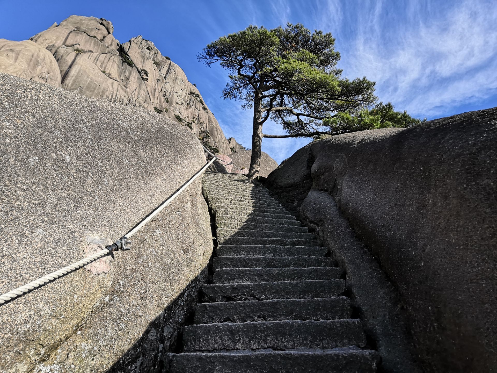 黃山風景區二日私家團（專車接送+中/英文導遊 +錯峰上山+住山頂酒店，迎客松+光明頂）