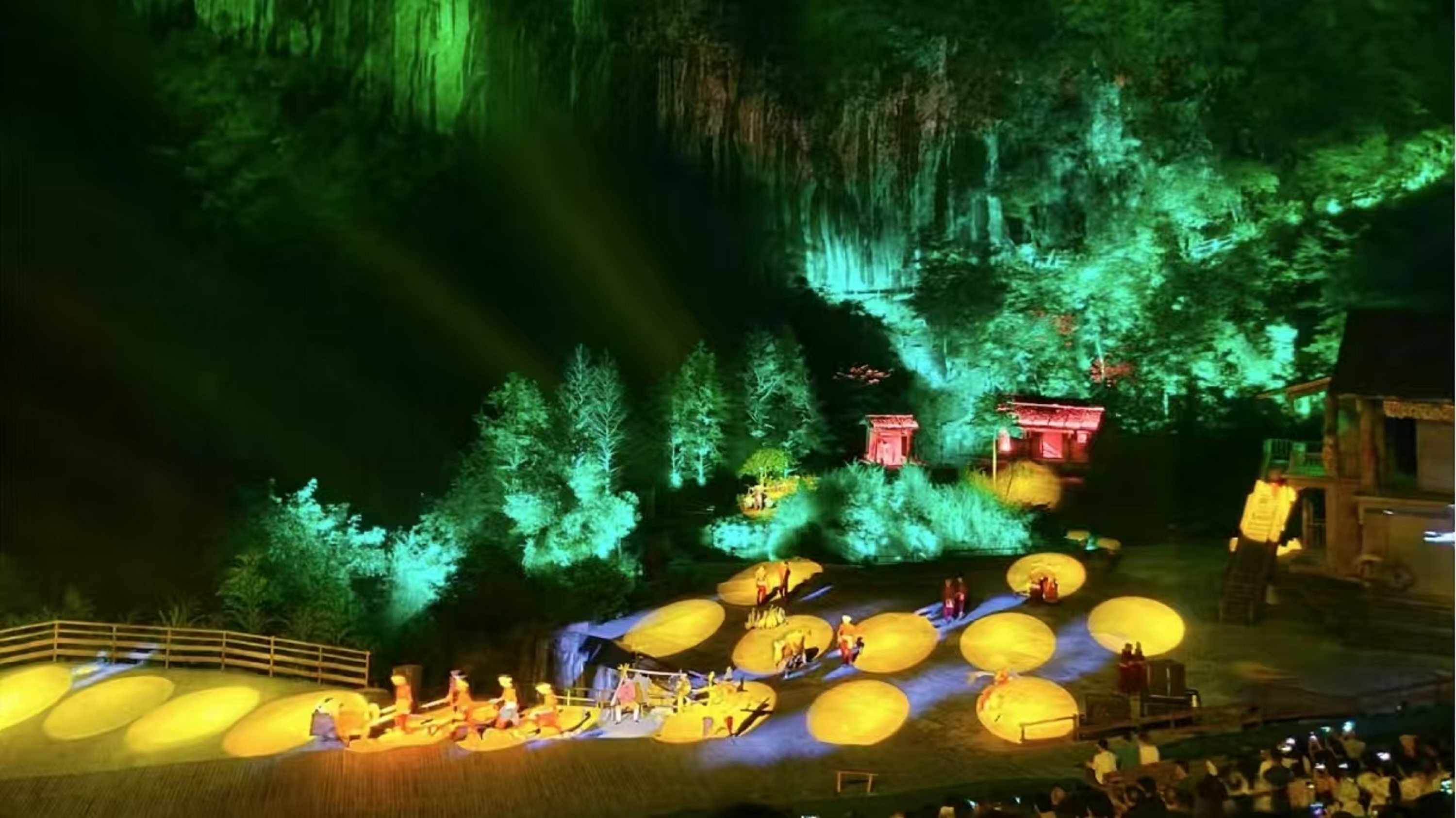 重慶魔幻山城暢玩五日遊（2~8人精品小團+天生三橋+仙女山公園+《印象武隆》演出+烏江畫廊遊船++磁器口川劇變臉+江景火鍋+統景溫泉）