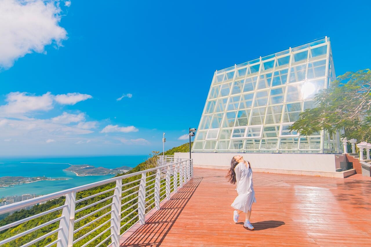 景區擁有原生態熱帶雨林風光，是天然的熱帶森林氧吧，被譽為 “三亞之肺”