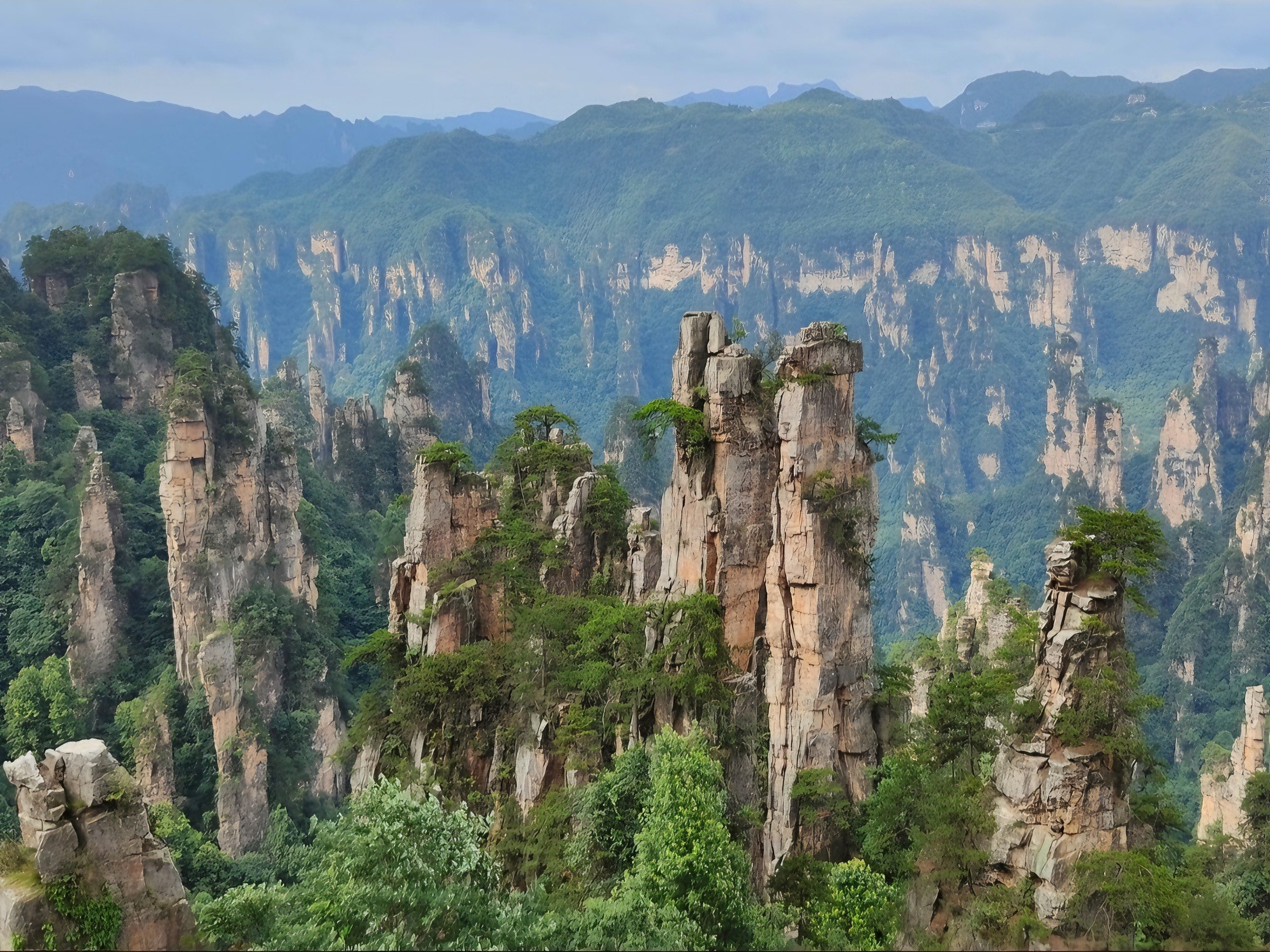 天子山是張家界武陵源風景名勝區的核心景區之一,有 “峰林之王” 的美稱,天子山有云濤、月輝、霞日、冬雪四大奇觀,山間雲霧變幻無窮,儀態萬千 天子山是張家界武陵源風景名勝區的核心景區之一,有 “峰林之王” 的美稱,天子山有云濤、月輝、霞日、冬雪四大奇觀,山間雲霧變幻無窮,儀態萬千