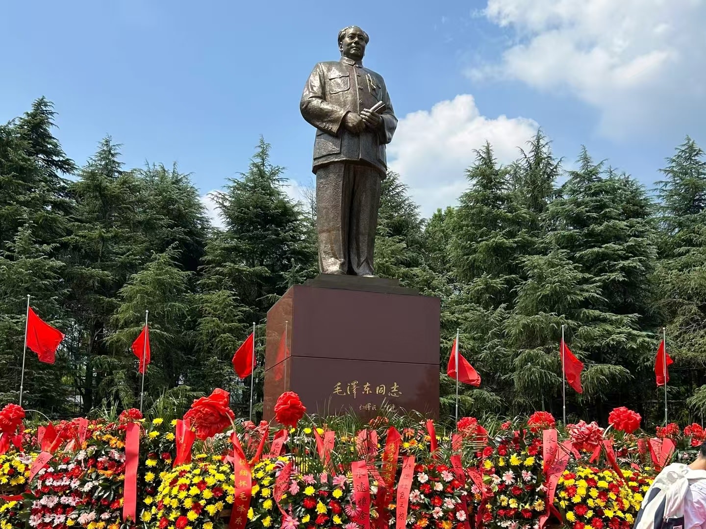 毛澤東廣場上,毛澤東銅像巍然挺立,基座刻有 “毛澤東同志” 題字,紅旗飄揚,鮮花簇擁,遊人在此敬獻花籃,是傳承紅色精神的核心地標 毛澤東廣場上,毛澤東銅像巍然挺立,基座刻有 “毛澤東同志” 題字,紅旗飄揚,鮮花簇擁,遊人在此敬獻花籃,是傳承紅色精神的核心地標