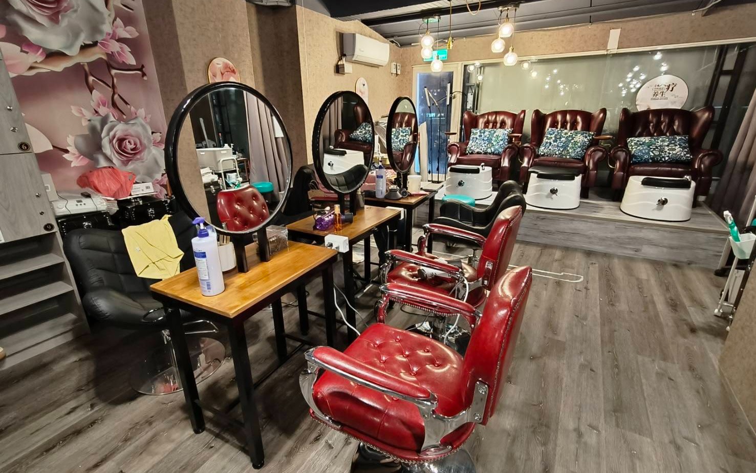 Taipei: Holding Hands Vietnamese Hair Wash 