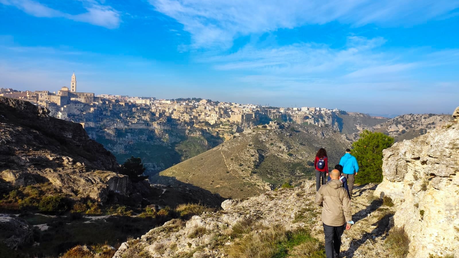 探索雕刻在石灰岩懸崖上的古老洞穴教堂，它們歷史悠久