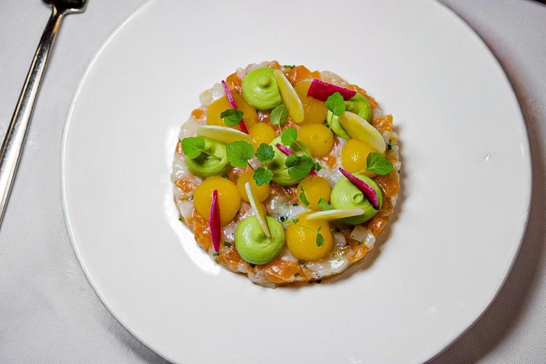 雙重奏:鮭魚與干貝塔塔,點綴酪梨及爽脆鮮蔬。 雙重奏:鮭魚與干貝塔塔,點綴酪梨及爽脆鮮蔬。