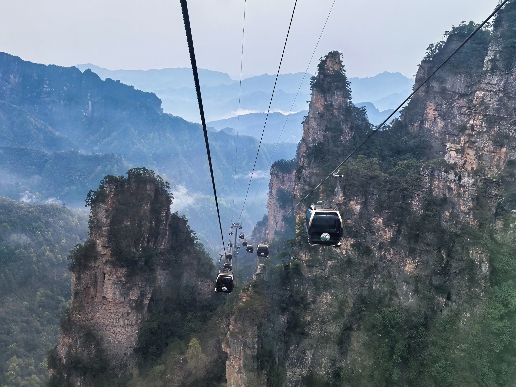 楊家界景區屬石英砂岩峰林峽谷地貌,最高峰 “一步登天” 海拔 1130 米,境內溝壑縱橫,溪水長清,植被茂密,森林覆蓋率達 95%。 楊家界景區屬石英砂岩峰林峽谷地貌,最高峰 “一步登天” 海拔 1130 米,境內溝壑縱橫,溪水長清,植被茂密,森林覆蓋率達 95%。