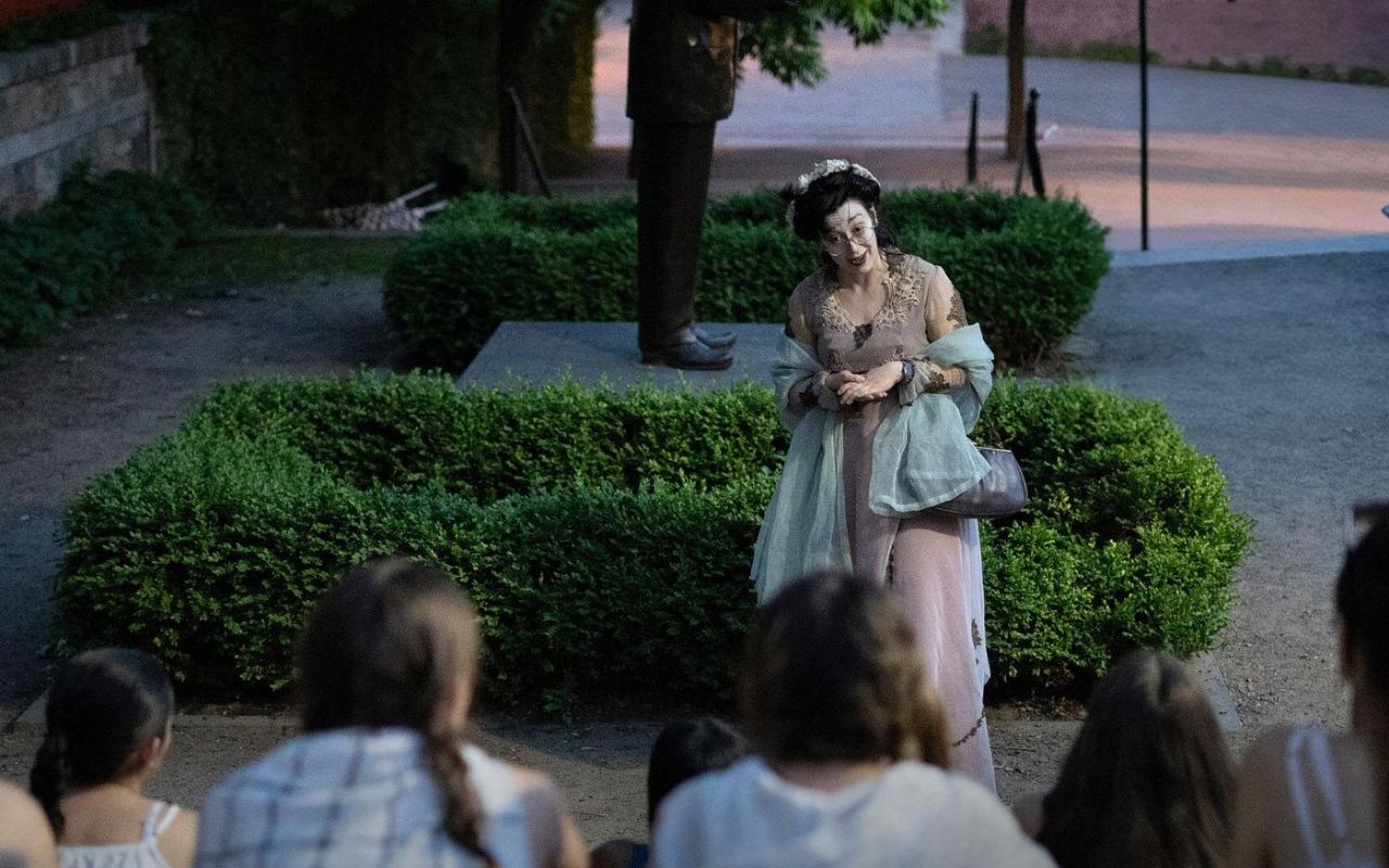 在舊蒙特婁鬼魂之旅中，參與者將聆聽由身著戲服的說書人講述的恐怖故事。