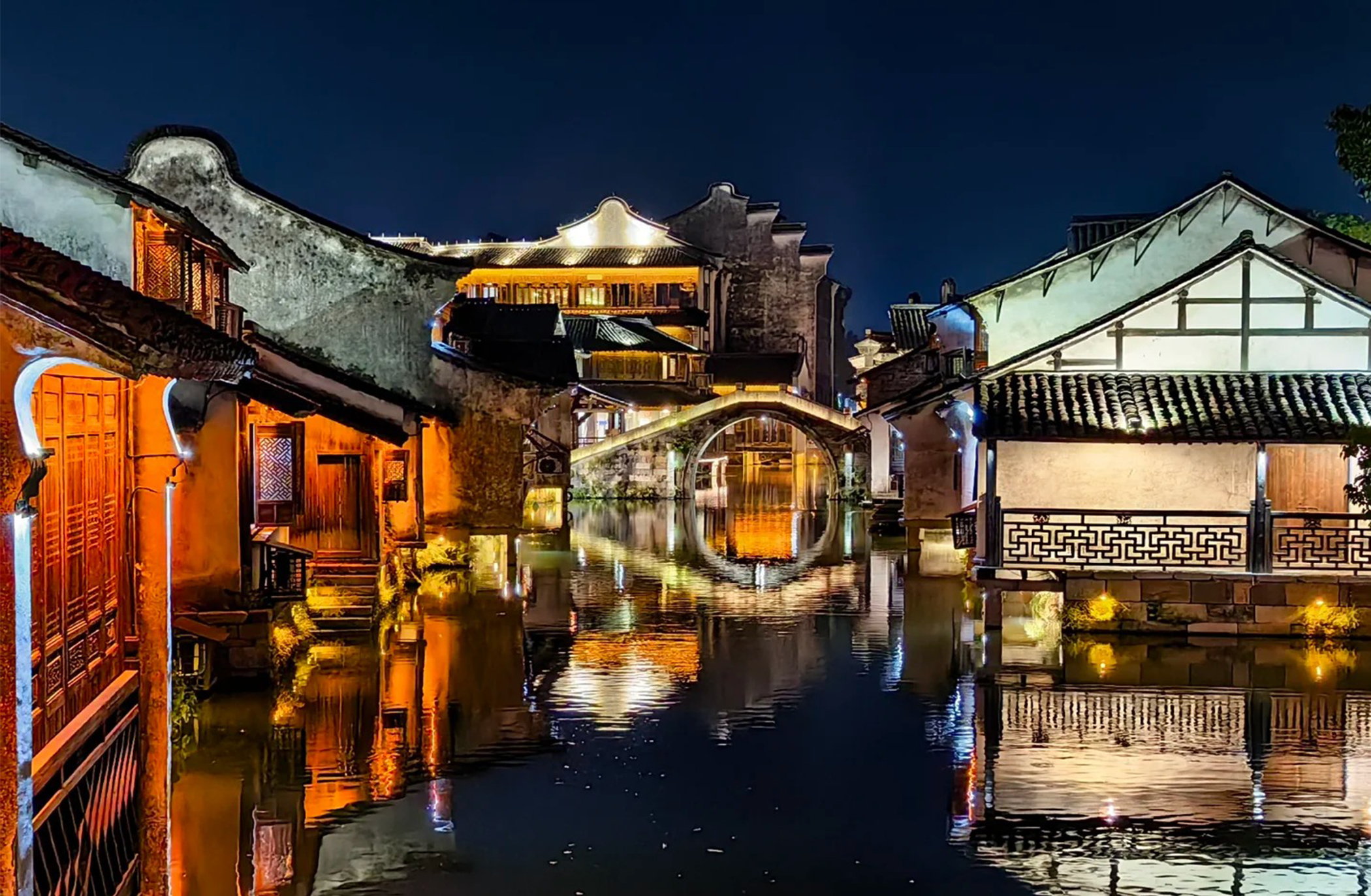 山塘街始建於唐朝寶曆元年,為白居易任蘇州刺史時所建,有 “白公堤” 之稱。明清時成為中國商貿、文化發達街區之一,後歷經修復,現存建築多為明清風格,是蘇州歷史文化的重要見證 山塘街始建於唐朝寶曆元年,為白居易任蘇州刺史時所建,有 “白公堤” 之稱。明清時成為中國商貿、文化發達街區之一,後歷經修復,現存建築多為明清風格,是蘇州歷史文化的重要見證