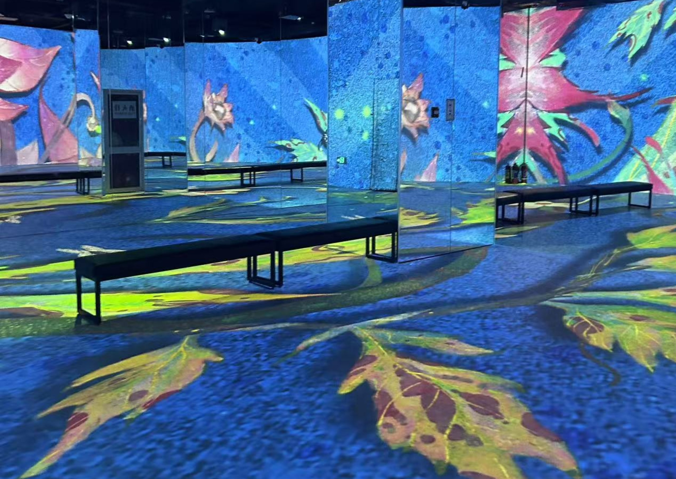 光影沉浸展廳,動態花卉投影鋪滿空間,藝術與科技交織出流動幻境 光影沉浸展廳,動態花卉投影鋪滿空間,藝術與科技交織出流動幻境