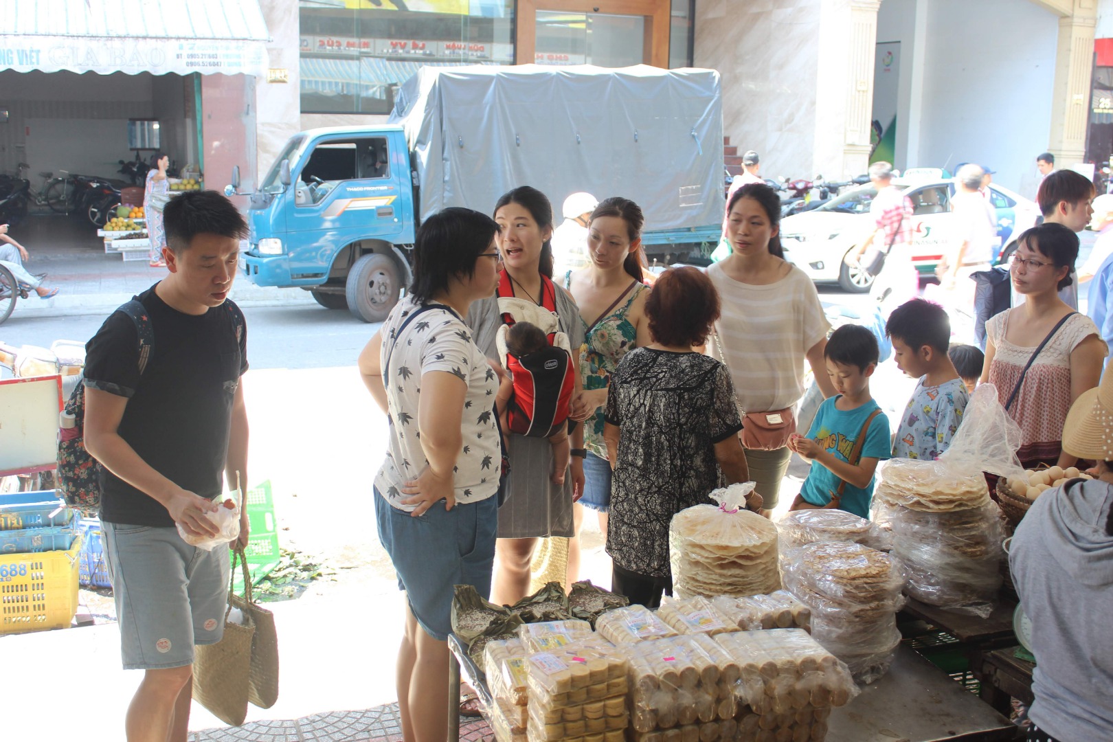 在該市最大的供應商市場購買最好的原料或低價