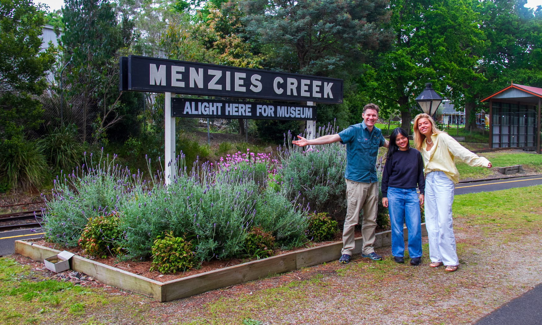 在 Menzies Creek 站拍下趣味照片，沉浸在寧靜的綠意之中。