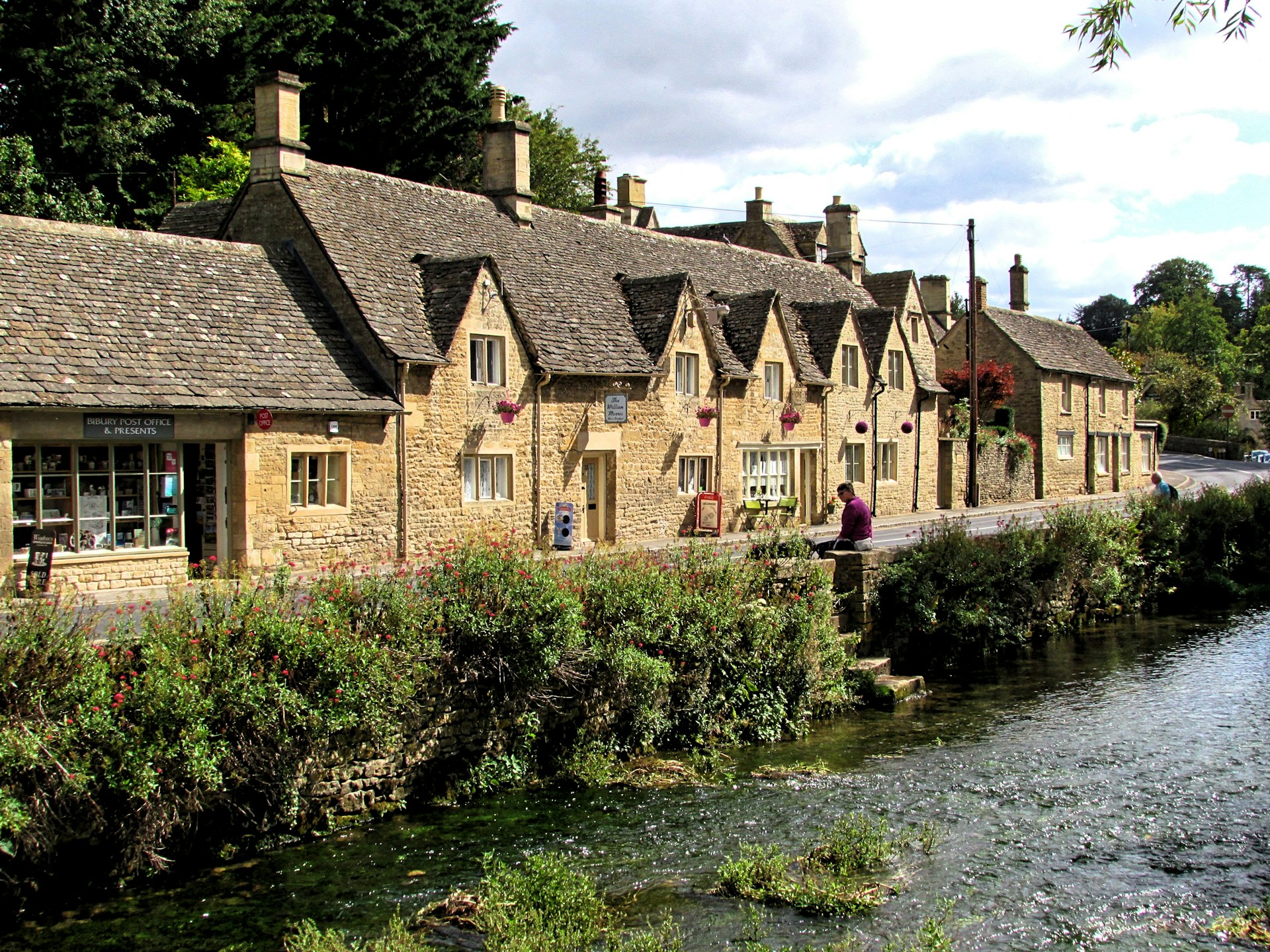 "Great Value Chinese Tour" Cotswolds "Most Beautiful Village" + Bourton-on-the-Water Day Trip from London (Wednesdays)