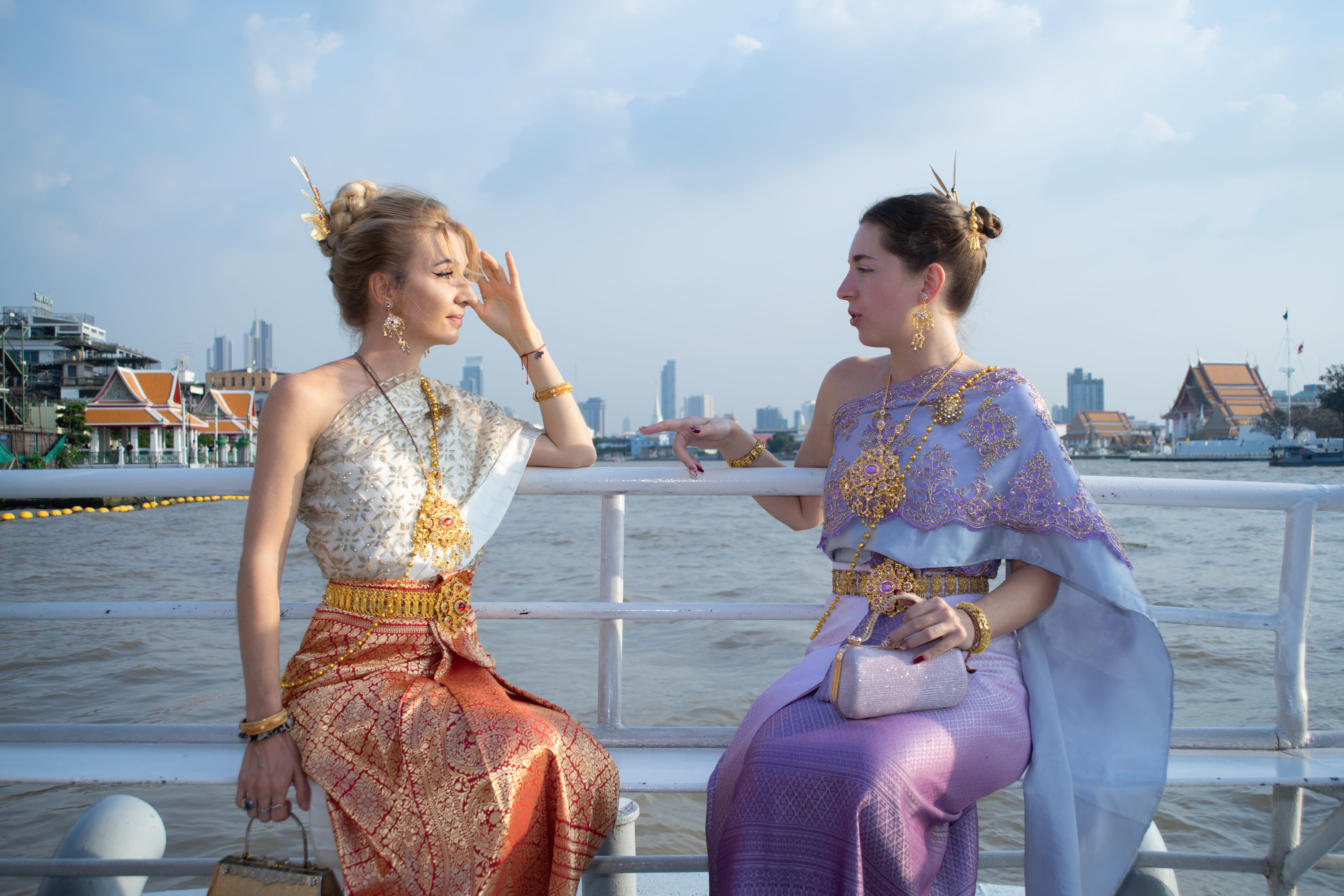 Thai Costume Pro Photo Tour by Tuk Tuk: Wat Arun & Flower Market