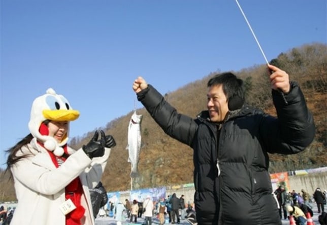 在30公分厚的冰層上鑿洞，就能釣到新鮮的山鱒魚！釣到的魚可以在現場燒烤，或做成生魚片享用。