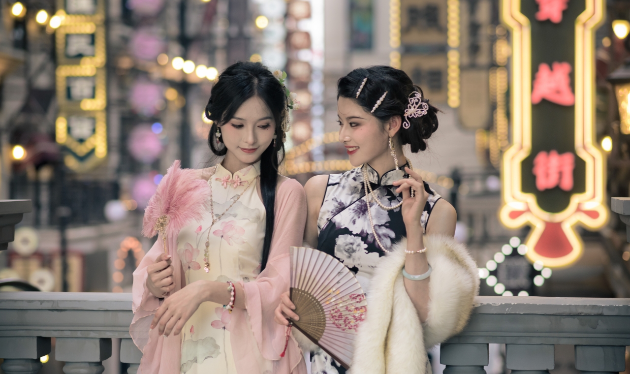 景區處處是網紅打卡點，數千套服裝的換裝體驗讓你擁有百變人生，天天有大戲，週週有潮趴，老少同樂，晴雨皆宜。