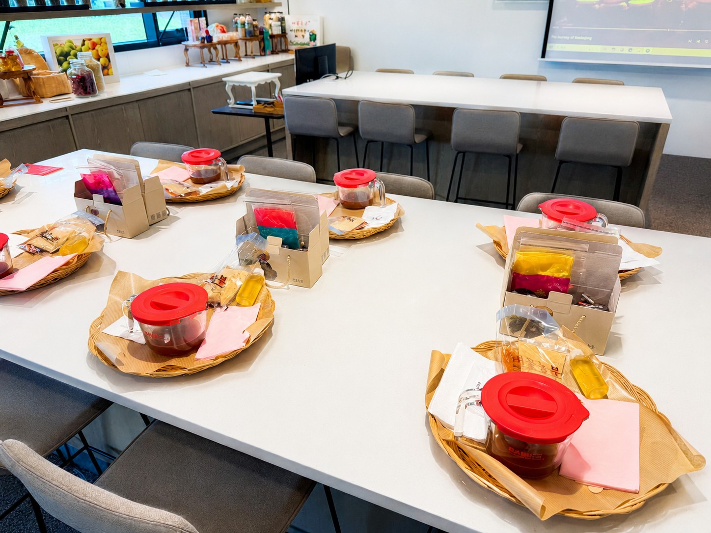 體驗桌上已備好活動所需的食材和工具，初次參加者也能輕鬆上手。您不僅可以觀看，還能親身參與制作過程，創造難忘的韓式美食體驗。