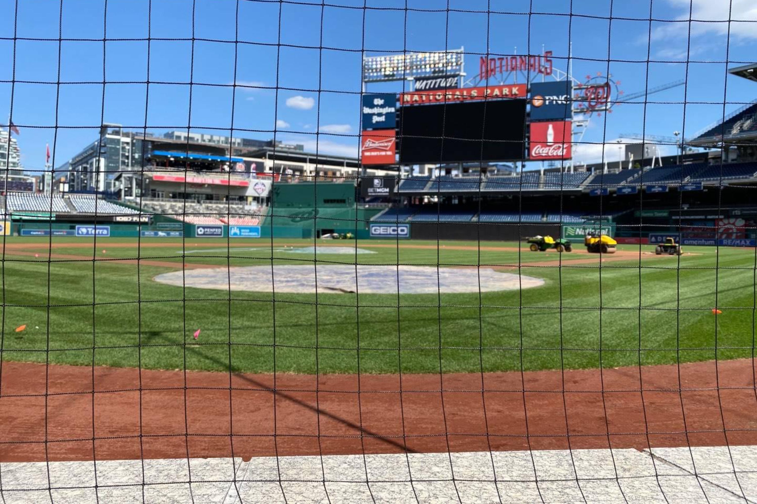 近距離感受投手丘的震撼，在下層邊線座位區體驗熱血沸騰的氛圍。