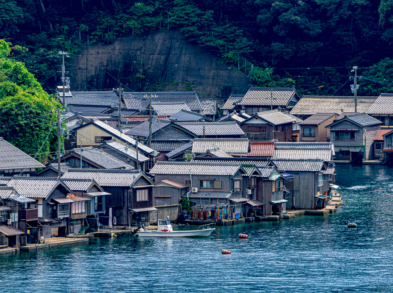 The houses are built on the seaside, and boats can sail directly into the houses. Most of them are traditional buildings with a history of more than 100 years. There are about 230 boat houses surrounding the entire Ine Bay.
