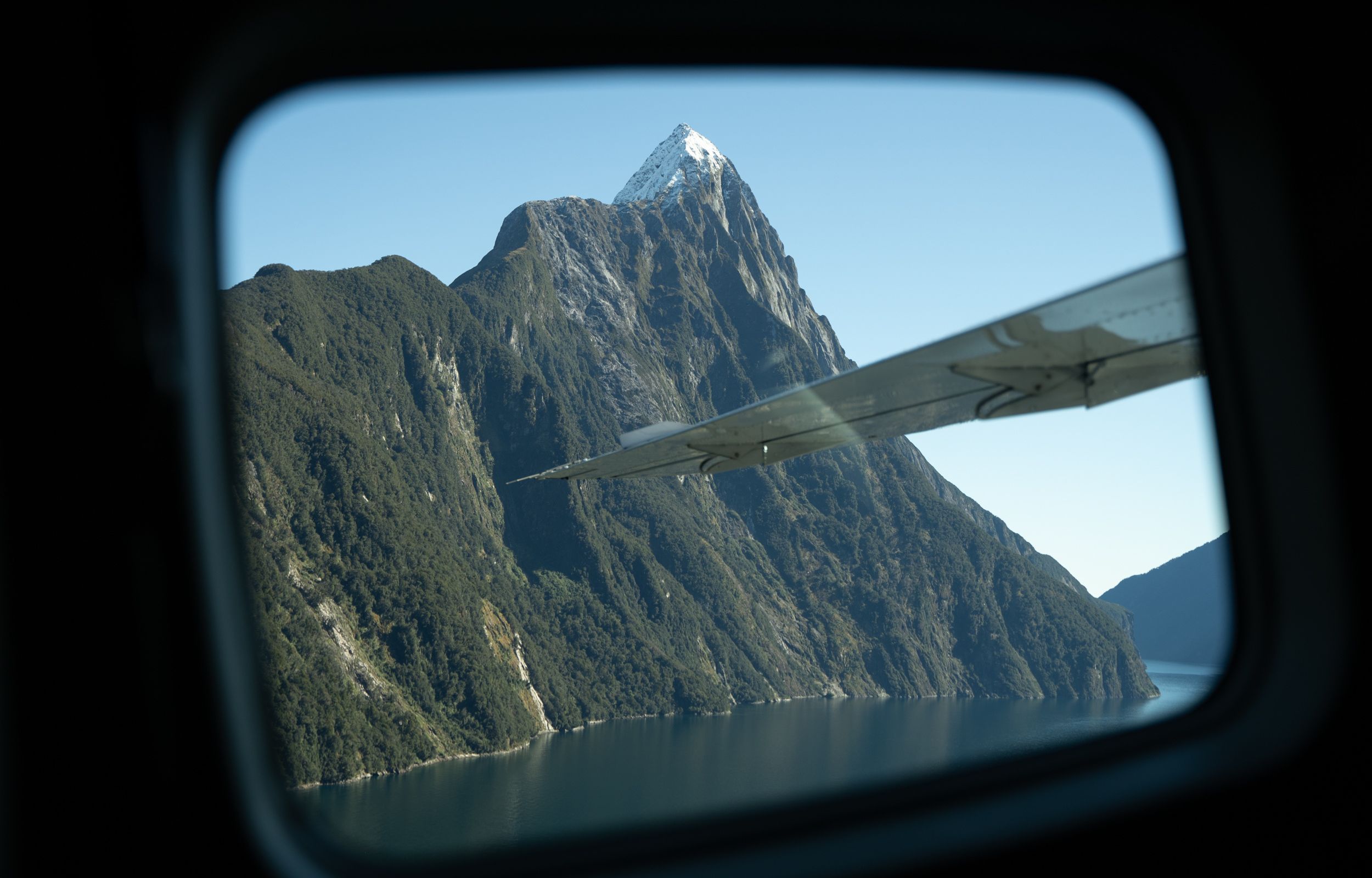 從高空俯瞰米爾福德峽灣,將高聳的懸崖和傾瀉而下的瀑布盡收眼底。 從高空俯瞰米爾福德峽灣,將高聳的懸崖和傾瀉而下的瀑布盡收眼底。