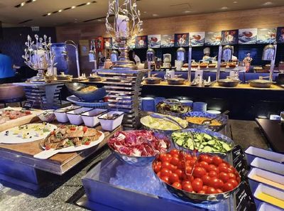 空中旋轉餐廳，各國菜系可供選擇，符合每個人獨特的味蕾