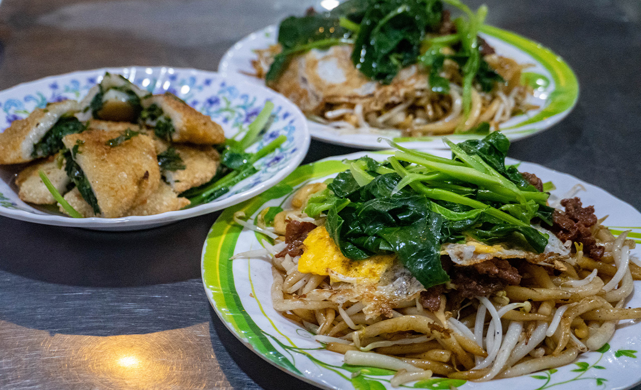 在當地餐廳稍作停留，品嚐炒粿條佐韭菜粿。