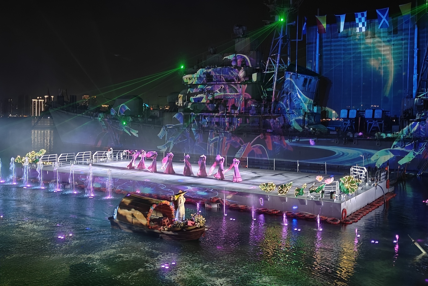 五幕史詩,串聯新兵成長、戰場淬鍊、退役守望的動人故事,家國情懷與個人情感交織,引發全民共鳴 五幕史詩,串聯新兵成長、戰場淬鍊、退役守望的動人故事,家國情懷與個人情感交織,引發全民共鳴