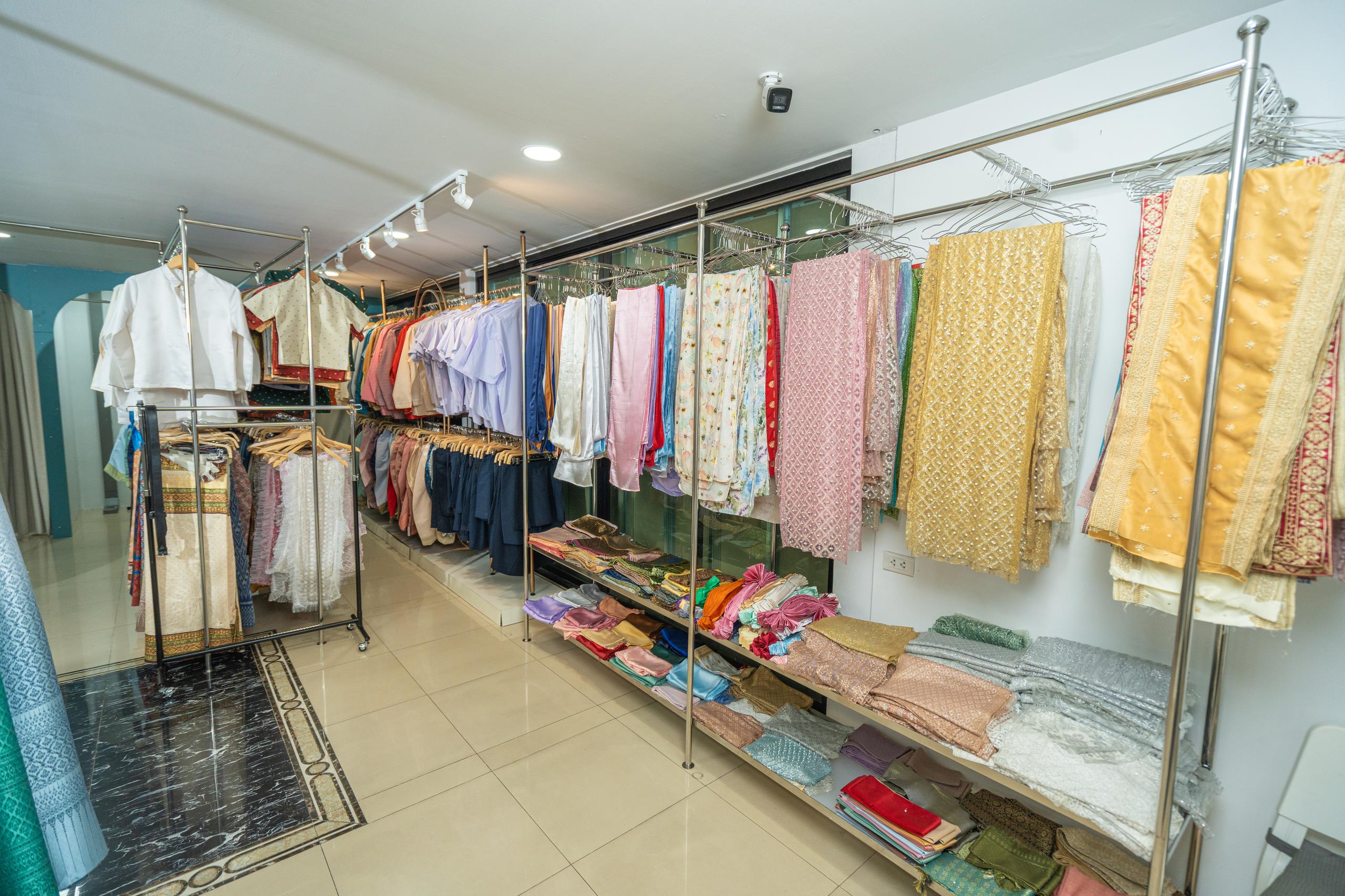 本店提供超過50種獨特服裝款式，備有多種美麗顏色可供選擇。