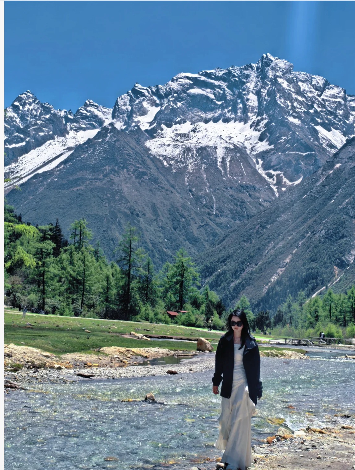 【燕子巖】位於畢棚溝盡頭,海拔3837米,巨大巖壁巍然聳立,如天然屏障。巖壁間常有雨燕盤旋,故名“燕子巖”。此處可近距離觀賞冰川遺蹟,夏季瀑布從巖頂飛瀉,與遠處雪山相映,盡顯原始荒野的壯闊力量。 【燕子巖】位於畢棚溝盡頭,海拔3837米,巨大巖壁巍然聳立,如天然屏障。巖壁間常有雨燕盤旋,故名“燕子巖”。此處可近距離觀賞冰川遺蹟,夏季瀑布從巖頂飛瀉,與遠處雪山相映,盡顯原始荒野的壯闊力量。