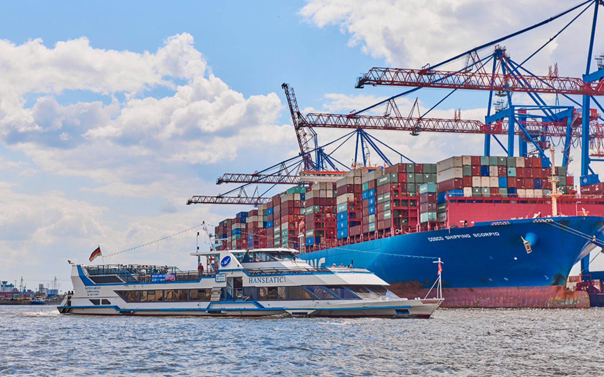 航行經過巨型貨櫃輪,漢堡港口遊船帶您一窺全球貿易的實際運作。 航行經過巨型貨櫃輪,漢堡港口遊船帶您一窺全球貿易的實際運作。