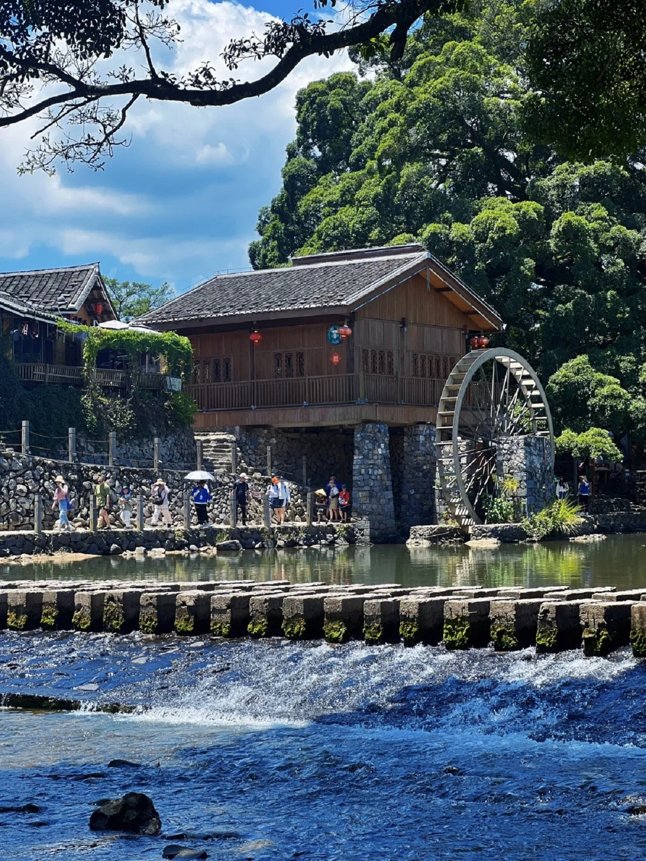 福建雲水謠高端1日遊(和貴樓+雲水謠古鎮+懷遠樓+贈送參觀土樓博物館鍾興樓+電影大魚海棠取景地+網紅特色客家餐+歷史文化古村+廈門往返）