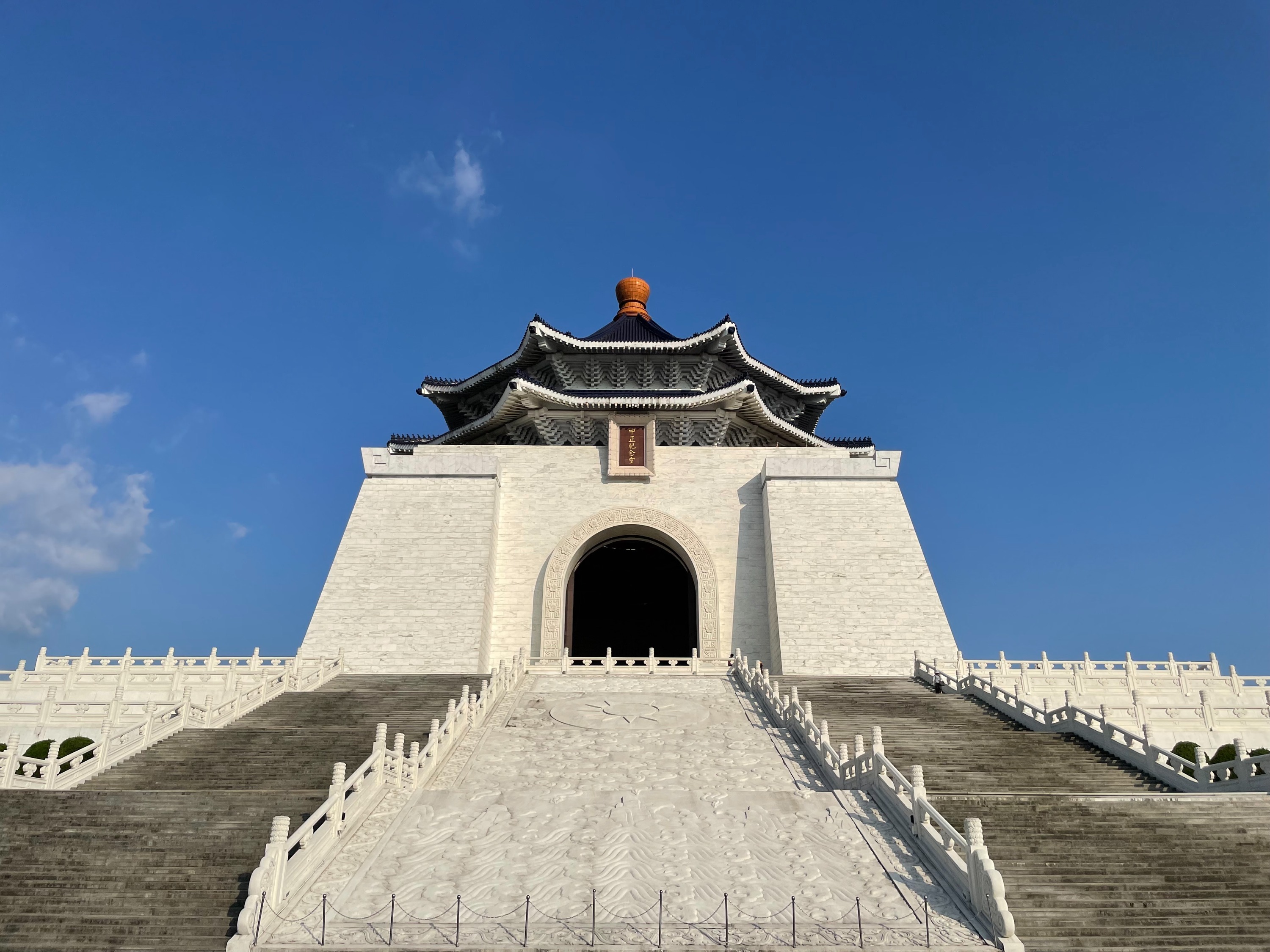 台北市内 故宮博物院・中正紀念堂・忠烈祠 定番名所巡りツアー (日本語ガイド付き)