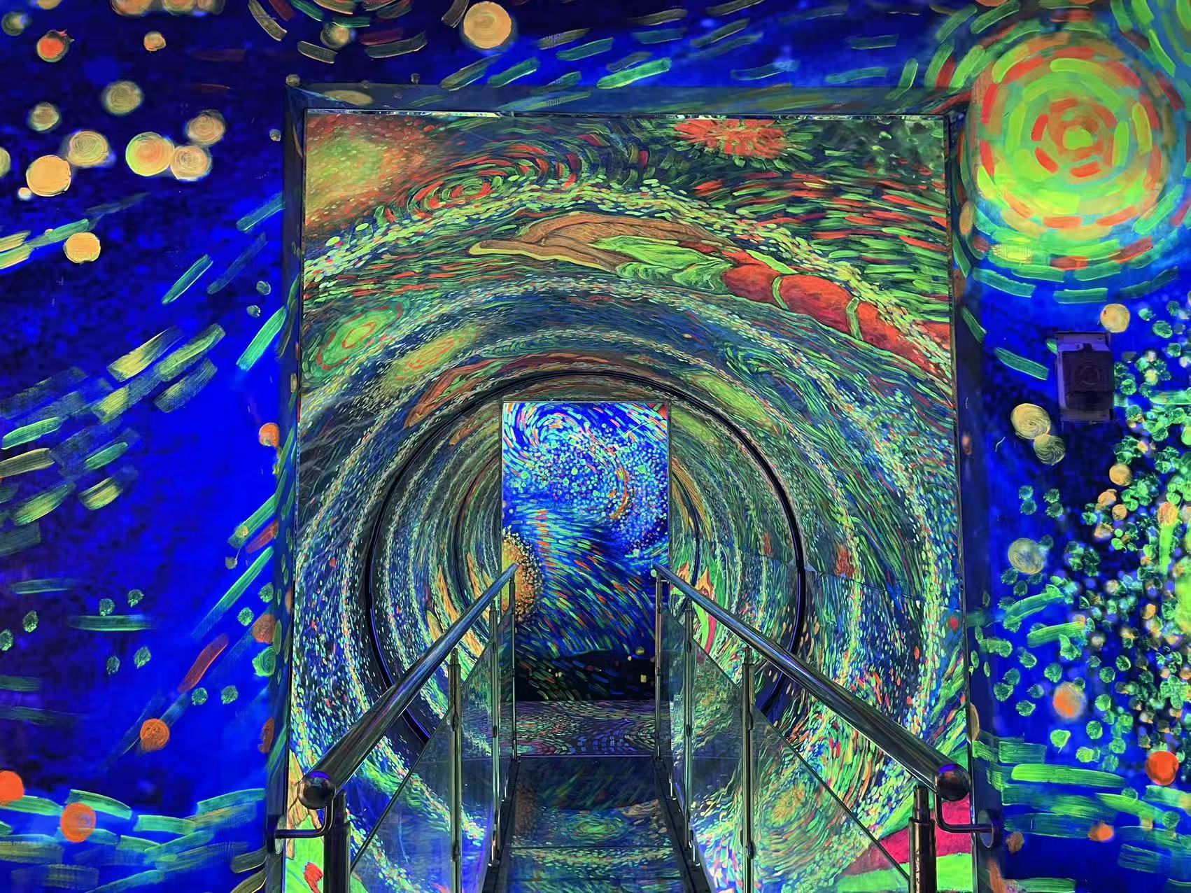 星月夜主題隧道,藍綠交織的漩渦光影,彷彿墜入梵高筆下的夢幻宇宙 星月夜主題隧道,藍綠交織的漩渦光影,彷彿墜入梵高筆下的夢幻宇宙