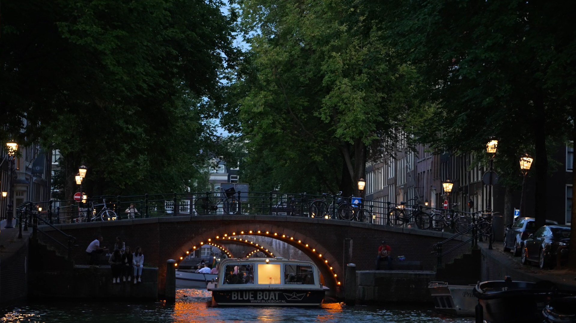 Evening Canal Cruise Experience in Amsterdam