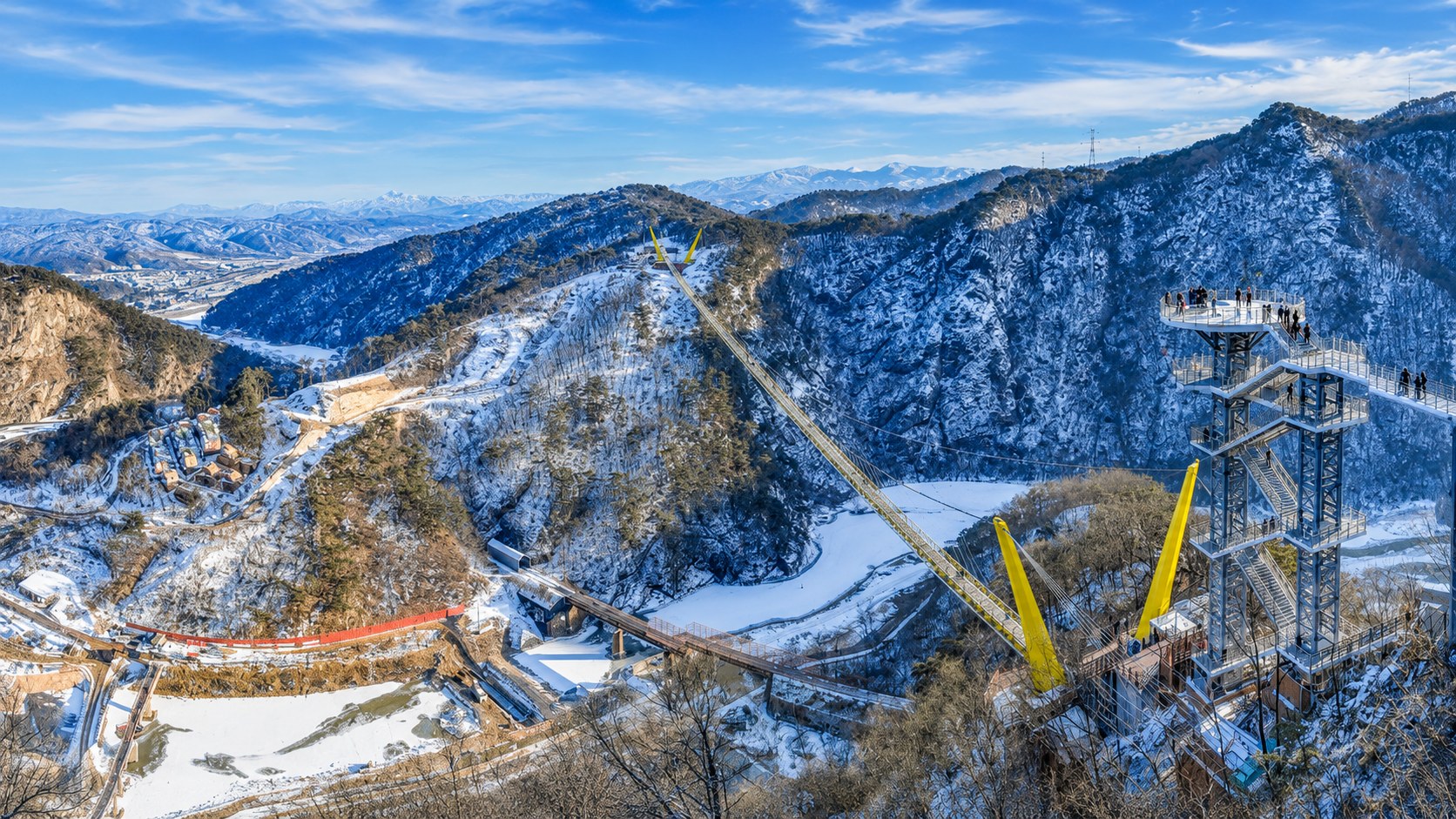 穿過200米長的Sogeumsan吊橋，從高處欣賞山谷的壯麗全景——這裡是尋求刺激者和攝影愛好者的必遊之地。