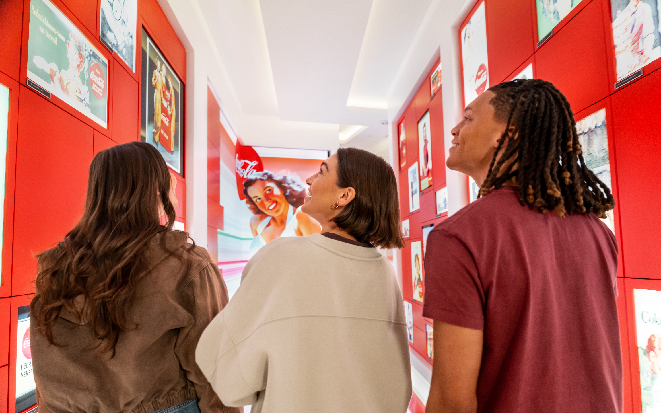 欣賞經典可口可樂海報，展示覆古設計、懷舊情懷和標誌性廣告歷史